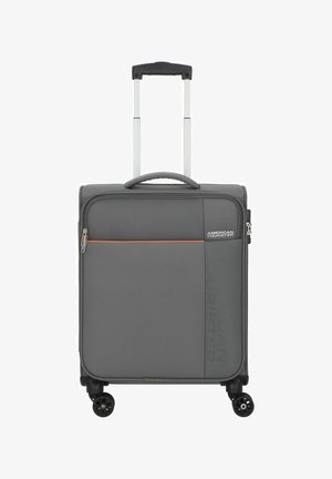 Grauer Handgepäckkoffer mit strukturiertem Oberflächen, orangefarbenem Akzent, zwei Reißverschlussfächern, ausziehbarem Griff und vier schwarzen Rollen.