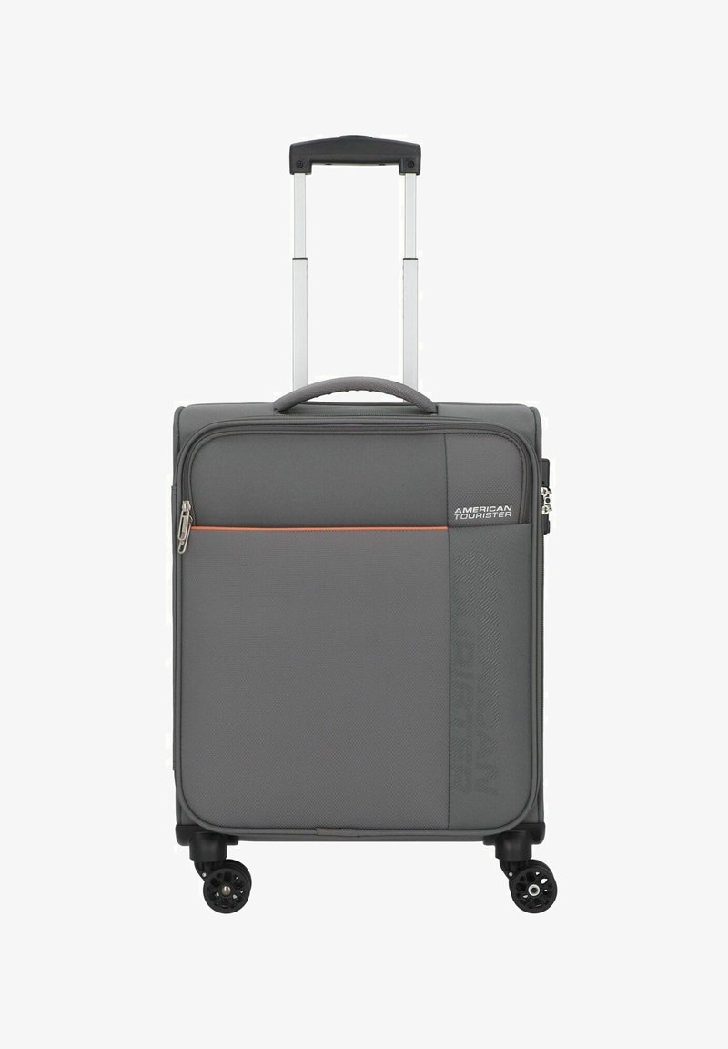 Grauer Handgepäckkoffer mit strukturiertem Oberflächen, orangefarbenem Akzent, zwei Reißverschlussfächern, ausziehbarem Griff und vier schwarzen Rollen.