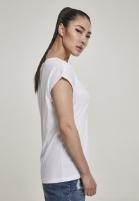 Urban Classics EXTENDED SHOULDER TEE - Základné tričko - white