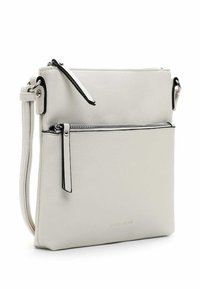 Vit konstläder crossbody-väska med en dragkedjeficka, silverdetaljer och en minimalistisk design. Har en justerbar rem och en slät textur.