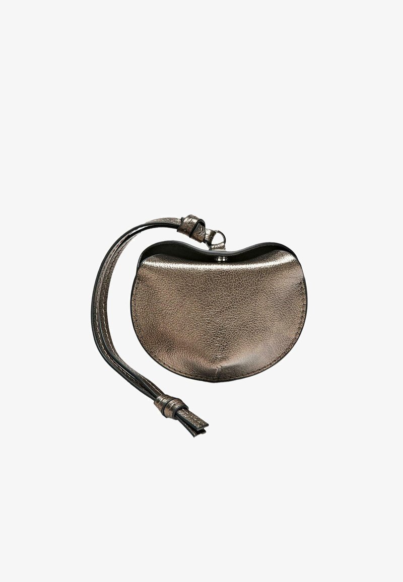 Metallisch bronzefarbene Leder-Tasche mit geschwungener Form und Reißverschluss, versehen mit einem dekorativen Riemen. Strukturierte Oberfläche mit dezentem Glanz.
