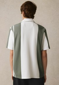 Next REGULAR FIT - TEXTURED STRIPE - Camisa - green white