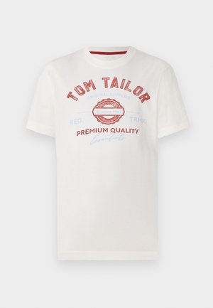Biała bawełniana koszulka z czerwonym i niebieskim nadrukiem, zawierająca napis "TOM TAILOR", okrągłe logo oraz tekst "PREMIUM QUALITY" w różnych czcionkach.