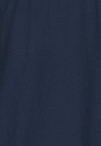 Námorně modrá bavlněná látka, hladká textura, s jednotnou barvou a jemnými variacemi. Žádné vzory ani kovové prvky nejsou viditelné.