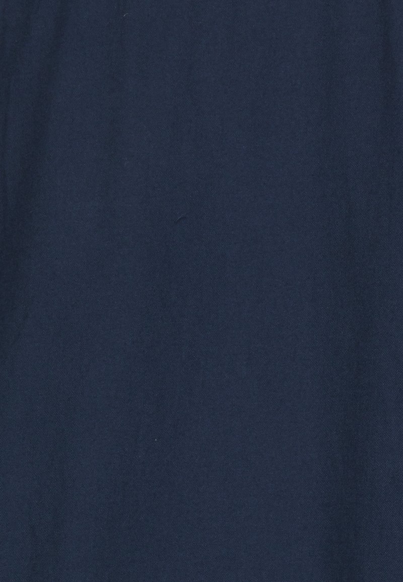 Námorně modrá bavlněná látka, hladká textura, s jednotnou barvou a jemnými variacemi. Žádné vzory ani kovové prvky nejsou viditelné.