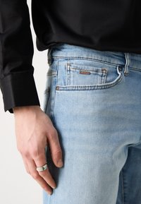 BOSS MAINE - Straight Leg - Short en jean - light/pastel blue