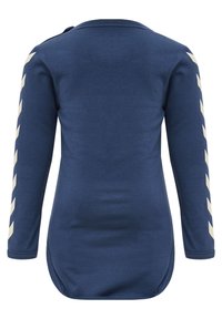 Langärmliges navy-blaues Kleidungsstück aus weichem Stoff mit einem runden Ausschnitt; verfügt über cremefarbene Streifen an beiden Ärmeln und einen abgerundeten Saum.