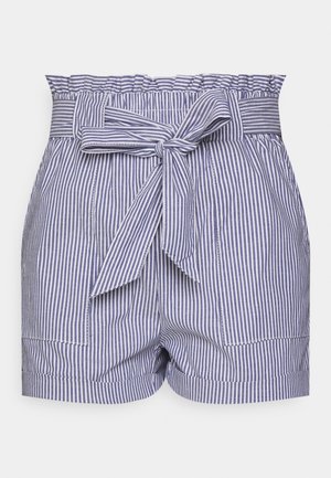 Short taille haute à rayures verticales bleu et blanc avec ceinture en tissu nouée en nœud et détail de taille froncée.