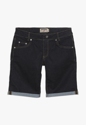 Granatowe szorty dżinsowe z podwijanymi nogawkami, kontrastującymi żółtymi szwami, pięcioma kieszeniami oraz dekoracyjnymi ćwiekami na przednich kieszeniach.