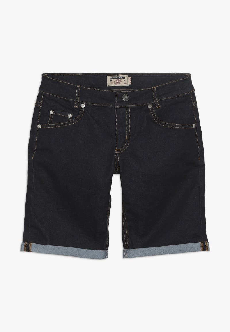 Shorts en denim bleu marine avec ourlets retroussés, coutures jaunes contrastantes, cinq poches et clous décoratifs sur les poches avant.
