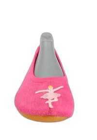 Roze stoffen slof met een grijze hak, voorzien van borduursel van een ballerina op de teen en een zachte, gladde onderkant.