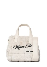 Borsa a mano in pelliccia sintetica bianca con design trapuntato, doppi manici superiori, tracolla staccabile e logo del marchio ricamato in nero.