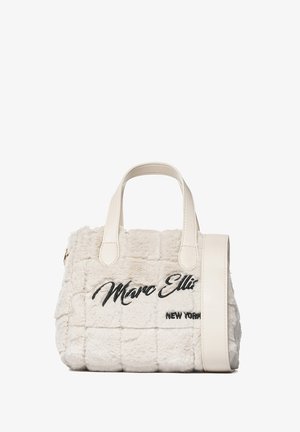 Sac à main en fausse fourrure blanche avec design matelassé, double poignées supérieures, bandoulière amovible et logo brodé de la marque en noir.