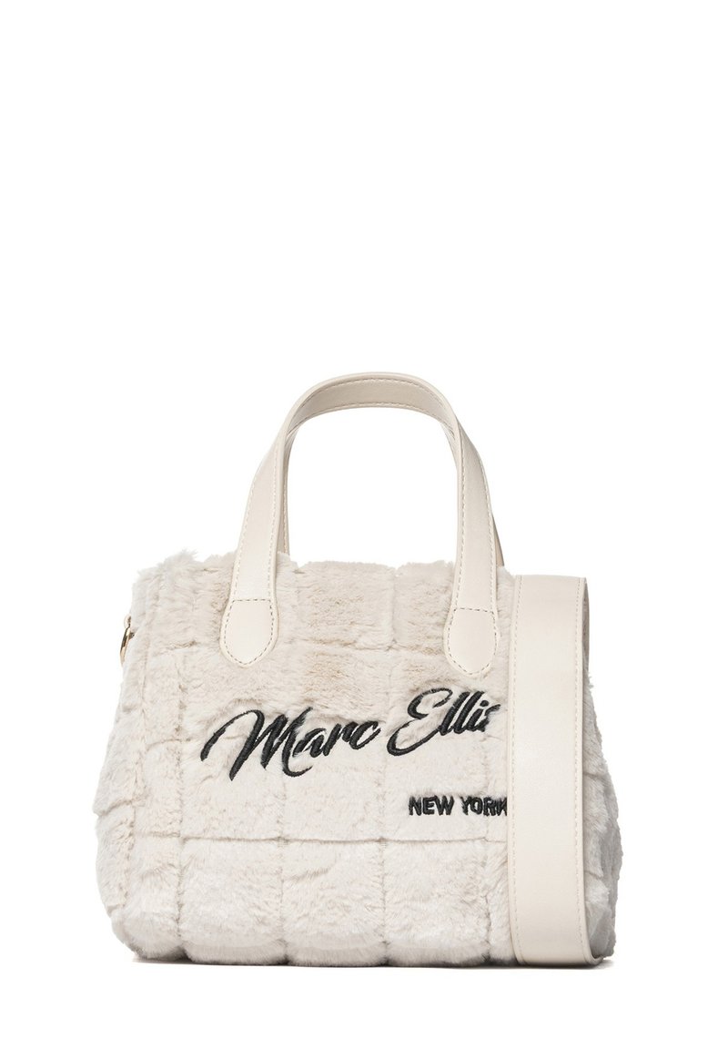 Borsa a mano in pelliccia sintetica bianca con design trapuntato, doppi manici superiori, tracolla staccabile e logo del marchio ricamato in nero.