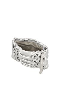 Clutch bag metallica argento con un design tessuto strutturato e intrecciato. Dotata di chiusura a zip e fodera interna liscia. Forma compatta e strutturata.