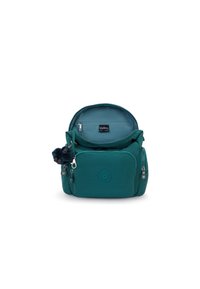 Zaino in tessuto teal con un ampio scomparto, tasca frontale con zip e un portachiavi a forma di scimmia. Presenta una finitura testurizzata e un logo circolare.