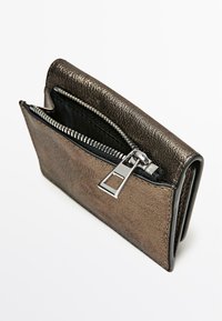 Portafoglio in pelle bronzo metallico con cerniera superiore, texture liscia e fodera interna nera, caratterizzato da una forma rettangolare e un design minimalista.