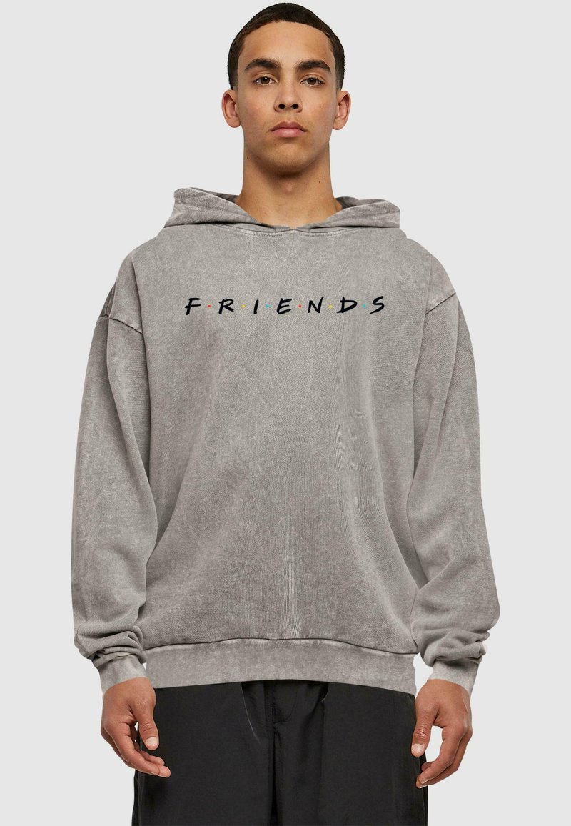 Pelēka kapuci ar pazeminātiem pleciem, ar "FRIENDS" tekstu un krāsainām punktiem. Mīksta tekstūra, brīva piegriezuma, ribotas piedurknes un maliņa.