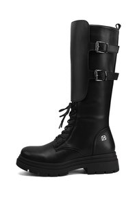 Stivali in pelle nera al ginocchio con lacci frontali, dettagli con fibbie ai lati e suola spessa per stabilità.