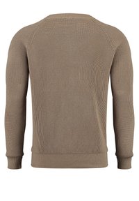Beige gestrickter Pullover mit geripptem Muster, Rundhalsausschnitt und langen Raglanärmeln. Die Bündchen und der Saum sind ebenfalls gerippt für eine enge Passform.