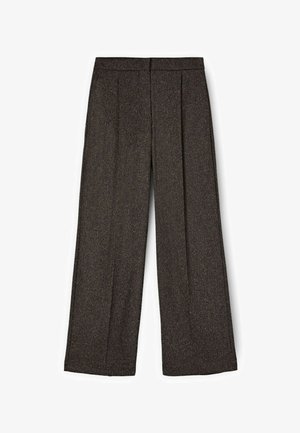 Pantaloni a gamba larga in un tessuto scuro e testurizzato con leggere variazioni di colore, caratterizzati da pieghe frontali e una vita pulita, senza chiusure visibili.