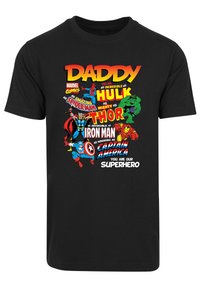 Černé tričko s barevným textem a grafikou superhrdinů Marvel. Text obsahuje "DADDY" a různá jména hrdinů jako Hulk, Iron Man a Thor.