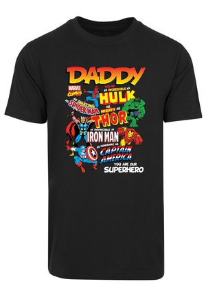 Zwarte T-shirt met kleurrijke tekst en Marvel-superhelden graphics. De tekst omvat "DADDY" en verschillende heldennamen zoals Hulk, Iron Man en Thor.