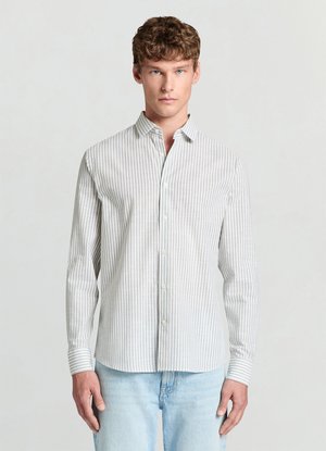 Camicia a maniche lunghe con bottoni, di colore grigio chiaro con sottili righe bianche, realizzata in un tessuto morbido. Presenta un colletto a punta e polsini con bottoni.