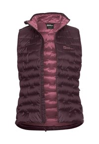 Bordeaux kleurige gewatteerde mouwloze vest met ritssluiting aan de voorkant, hoge kraag en het Jack Wolfskin-logo op de linkerborst, tegen een witte achtergrond.