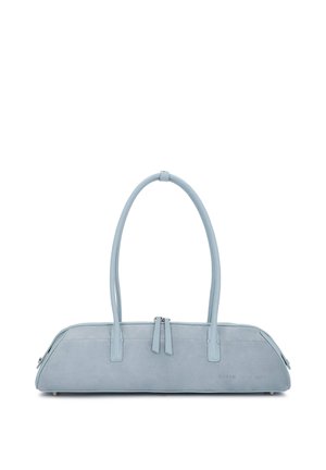 Geantă alungită de culoare albastru deschis, cu două mânere și închidere cu fermoar în partea superioară, așezată pe un fundal alb.