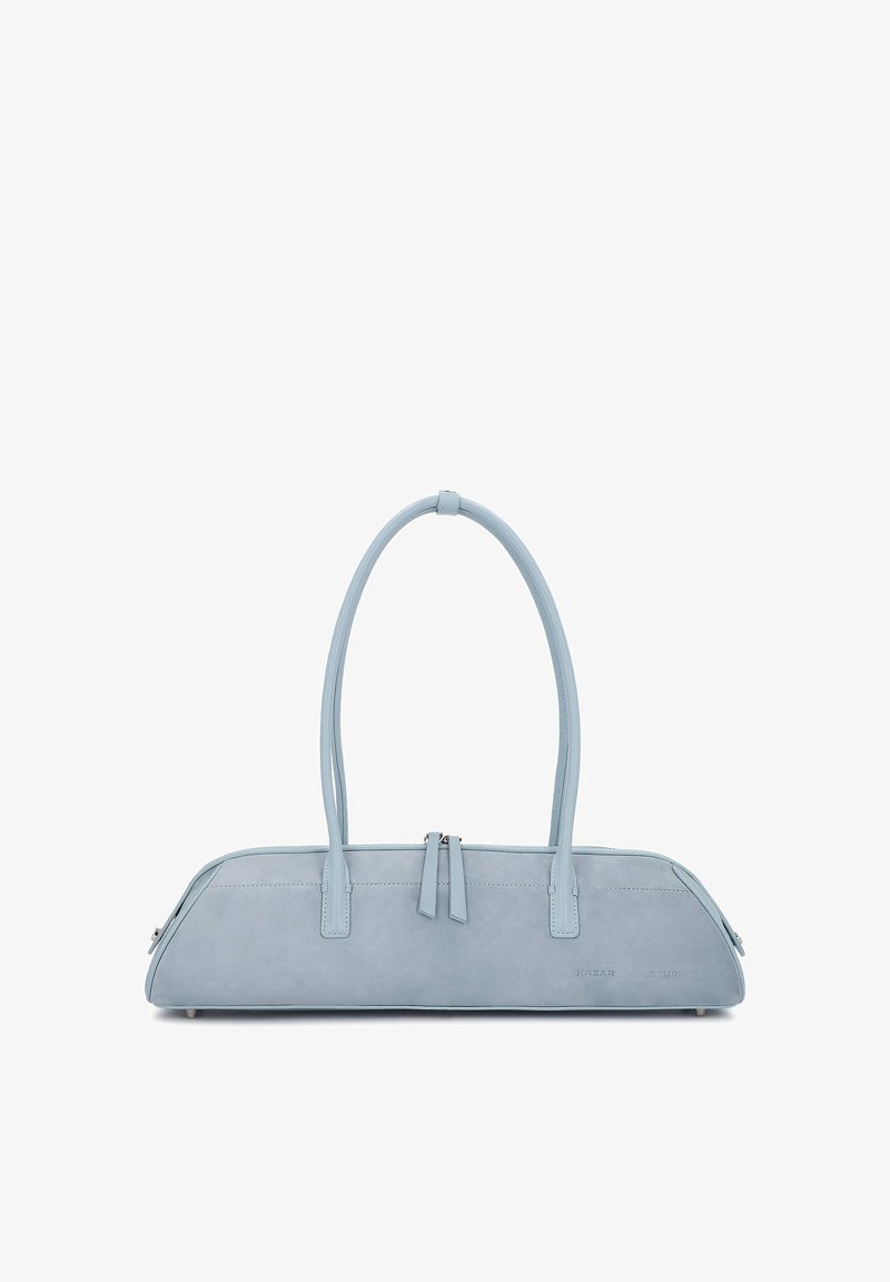 Sac à main allongé bleu clair avec double poignée et fermeture à glissière sur le dessus, posé sur un fond blanc.