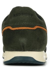 Sneaker verde in suede con un accento arancione a contrasto, caratterizzata da una texture morbida, un tallone rinforzato e una suola in gomma beige.
