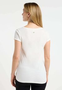 T-shirt bianco a maniche corte con scollatura rotonda e un piccolo bottone sul retro. Il tessuto sembra liscio e leggero.