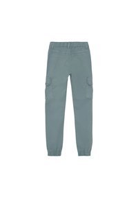 Cargo-byxor i en dämpad teal-färg gjorda av lättviktig tyg, med elastiska cuffs och två sidofickor.