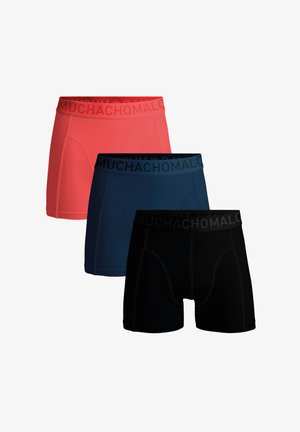 Tri páry pánskych boxeriek v koralovej, námorníckej modrej a čiernej farbe. Každý pár je vyrobený z hladkej tkaniny s čiernym elastickým pásom a logom.