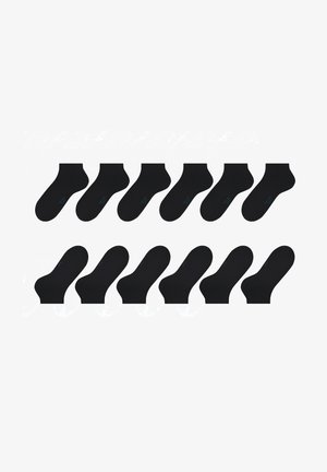 Schwarze Knöchelsocken in einem Gitterformat präsentiert. Glatte Textur, einheitliches Material und schlichtes Design mit einem dezenten blauen Etikett auf der Unterseite.