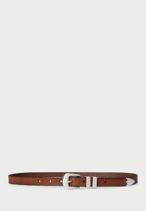 Brun læderbælte med en sølvmetal spænde, der har fem justeringshuller og et spidst endedesign. Glat tekstur, minimalistisk stil.