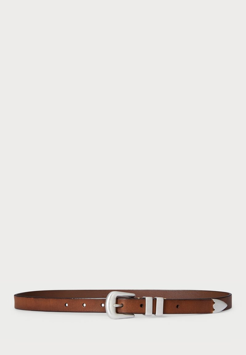 Cinto de couro castanho com uma fivela de metal prateada, apresentando cinco furos de ajuste e um design de ponta. Textura suave, estilo minimalista.