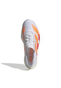 Zapatilla deportiva blanca con acentos en naranja y rojo, que presenta un upper texturizado, agujetas y un destacado logo "ADIZER". Diseño de suela suave.