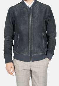 Grau Leder-Bomberjacke mit Reißverschluss vorne, Seitentaschen und gerippten Bündchen, mit weicher Textur und klassischem Design.