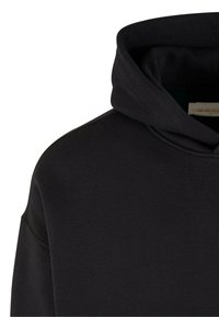 Hoodie nero con una texture morbida e liscia, caratterizzato da un ampio cappuccio e una vestibilità comoda. Include dettagli di cucitura sottili vicino al colletto.