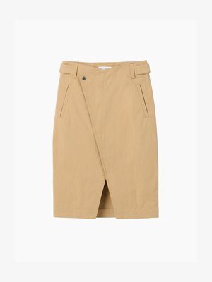 Beige knielange rok met een asymmetrische frontflap, knoopsluiting, ceintuurlussen en twee verticale zijzakken.