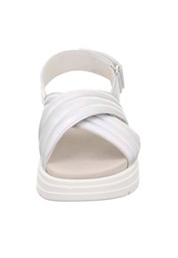 Sandały na ramiączkach z błyszczącego białego materiału o krzyżującym się wzorze, regulowany pasek wokół kostki, miękka wkładka i płaska, teksturowana podeszwa.