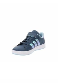 Sneaker blu navy con accenti a strisce iridescenti, superiore in materiale sintetico, chiusura con lacci e Velcro, suola in gomma e colletto imbottito per il comfort.