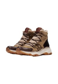 Par de botas de invierno de caña alta en tonos marrón y beige, con suelas blancas gruesas, cordones marrón oscuro y forro de felpa beige alrededor del tobillo.