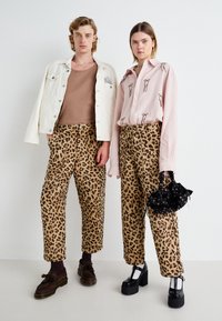 Sister Jane CAMERON LEOPARD TROUSERS UNISEX - Hlače - brown