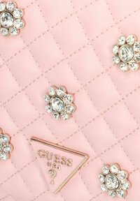Borsa a tracolla sintetica rosa trapuntata con decorazioni floreali in tonalità argento e una placca a logo triangolare al centro.