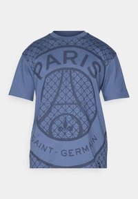 Šviesiai mėlynas marškinėliai su geometriniu raštu, dideliu užrašu "PARIS" ir detale "SAINT-GERMAIN". Pagamintas iš minkštos medvilnės, su apvaliu kaklu.
