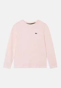 Maglietta a maniche lunghe color rosa chiaro in cotone, con scollatura rotonda e un piccolo logo ricamato verde sul petto.