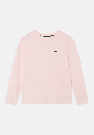 Maglietta a maniche lunghe color rosa chiaro in cotone, con scollatura rotonda e un piccolo logo ricamato verde sul petto.